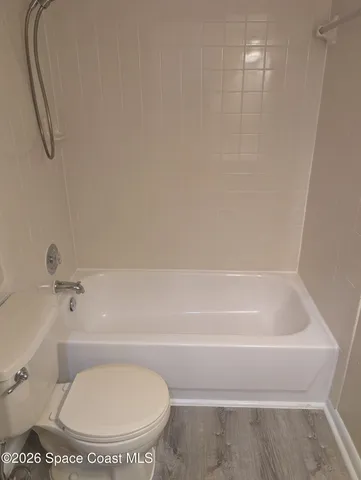 a view of empty room with window