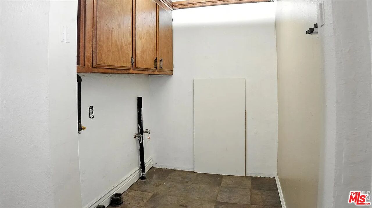 10931 Shellabarger Road Bakersfield, CA 93312 - Photo 18 of 44 a view of cupboard