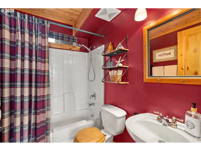 $1,295,000 | 441 Bay Center Road, South Bend, WA 98586