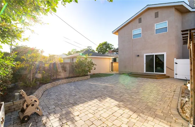 $1,073,888 | 1124 East Ridgewood Street, Long Beach, CA 90807