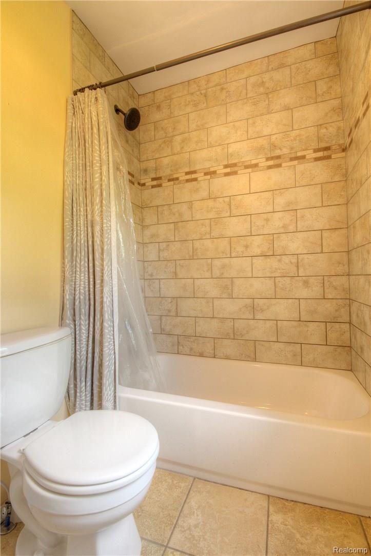 39510 Koppernick Road Canton, MI 48187 - Photo 17 of 31 16 Full Bath.jpg