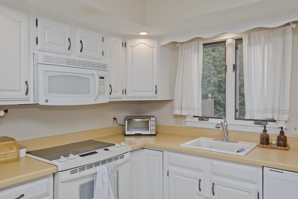 8 Castle Hills Road, Unit H Agawam, MA 01001 - Photo 12 of 23 Gallery Image 12