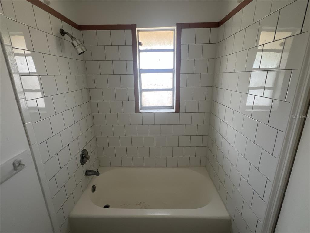 11558 Southeast 58th Avenue Belleview, FL 34420 - Photo 25 of 26 a bathroom with a bathtub