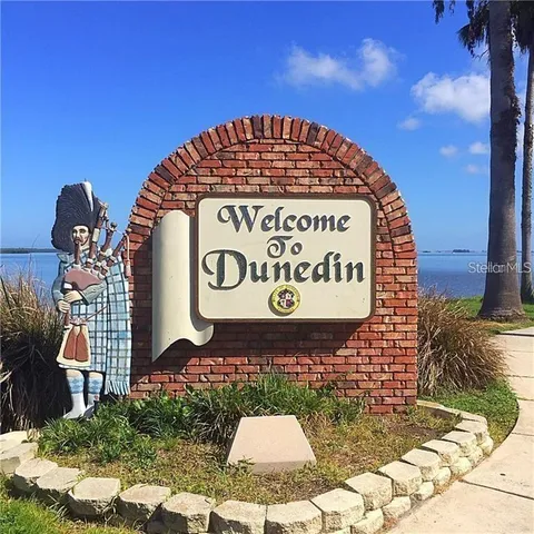 a sign that is sitting on a brick wall