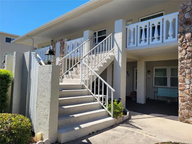 a view of entryway with a front door