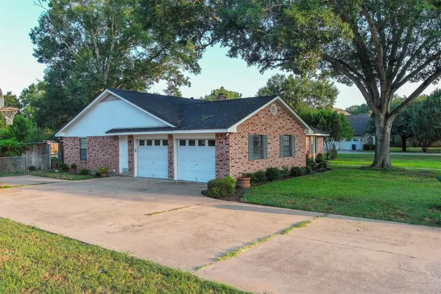 $465,000 | 1001 Charleston Boulevard, Smithville, TX 78957