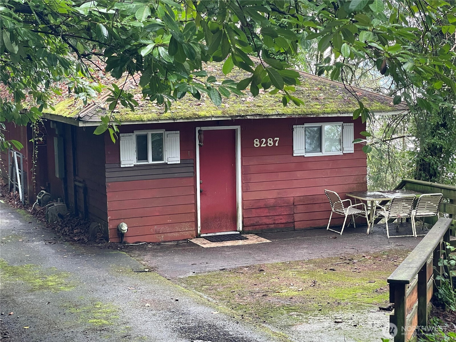 a view of a dinning table and chairs in patio