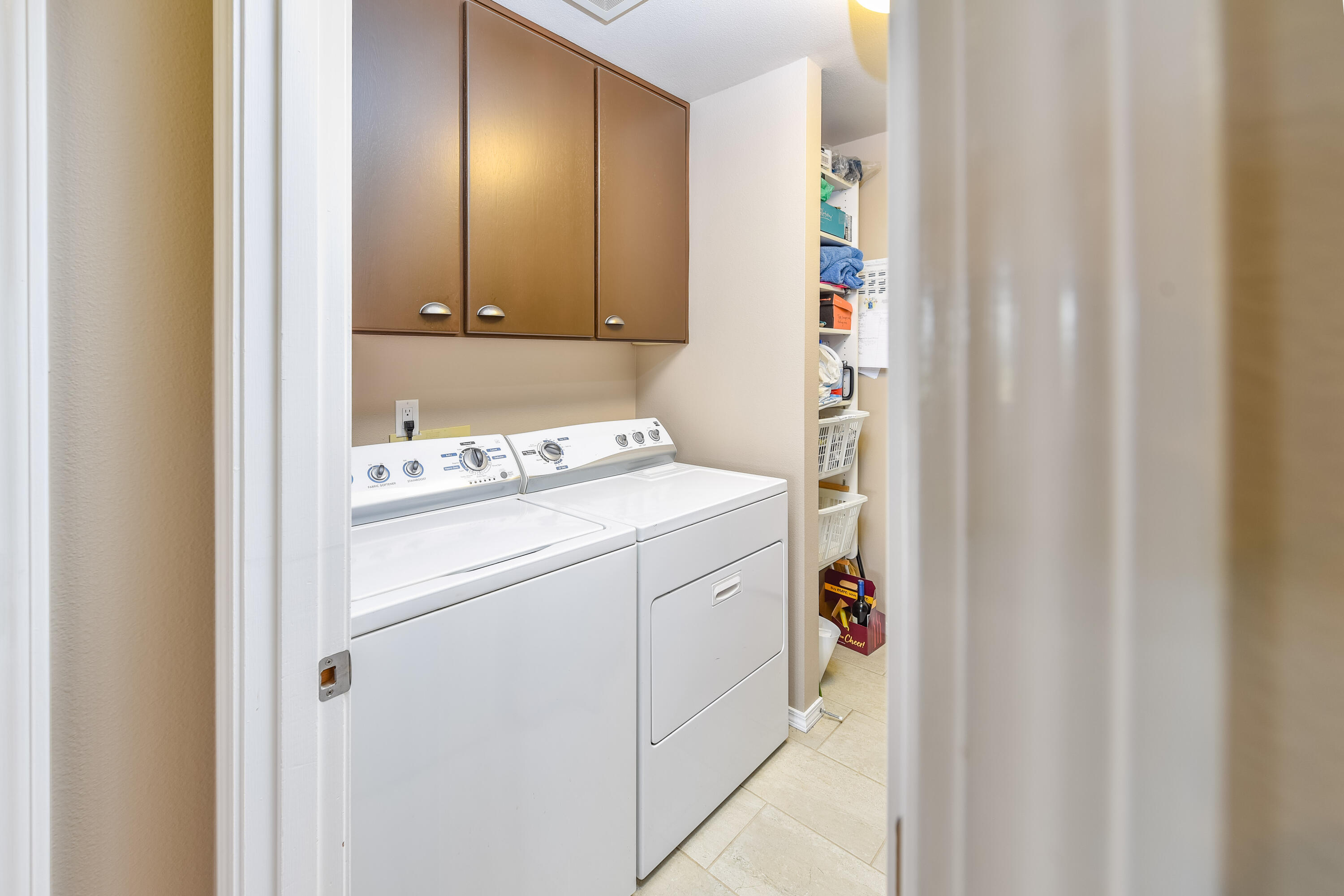 63475 Cricketwood Road Bend, OR 97701 - Photo 18 of 64 a utility room with dryer and washer