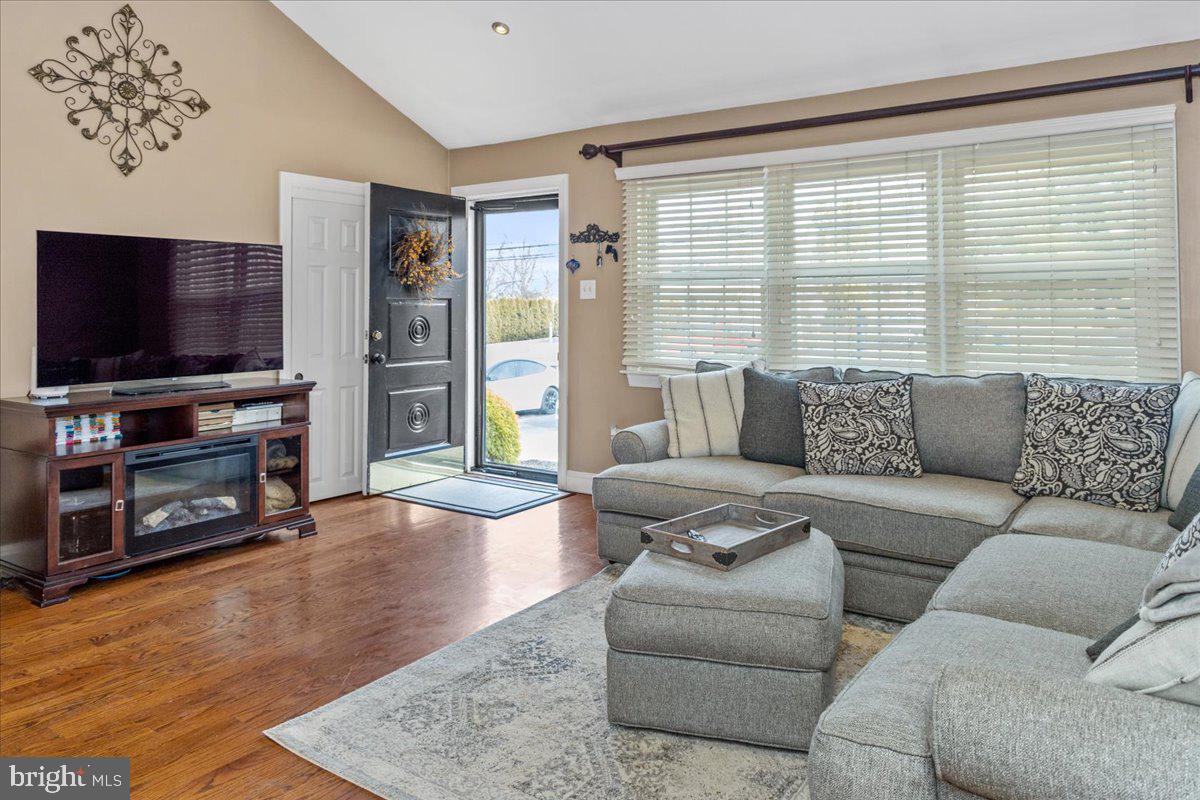 32 Schoolhouse Road Chalfont, PA 18914 - Photo 3 of 25 Gallery Image 3