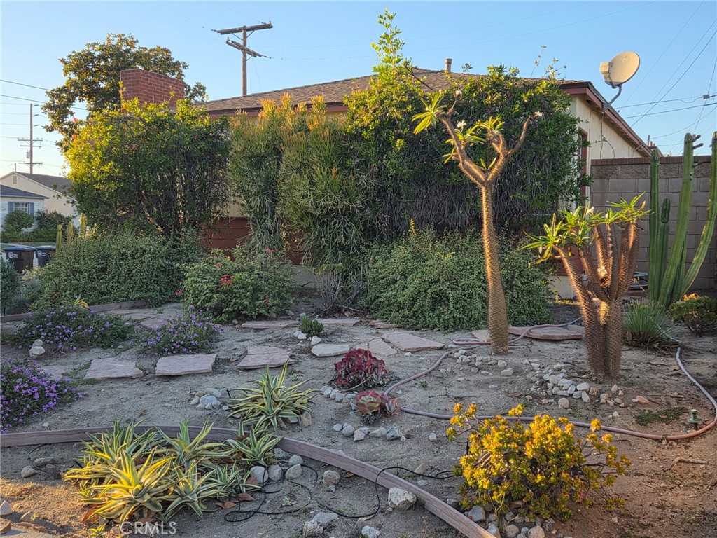 861 Grant Avenue Glendale, CA 91202 - Photo 3 of 3 a view of a garden