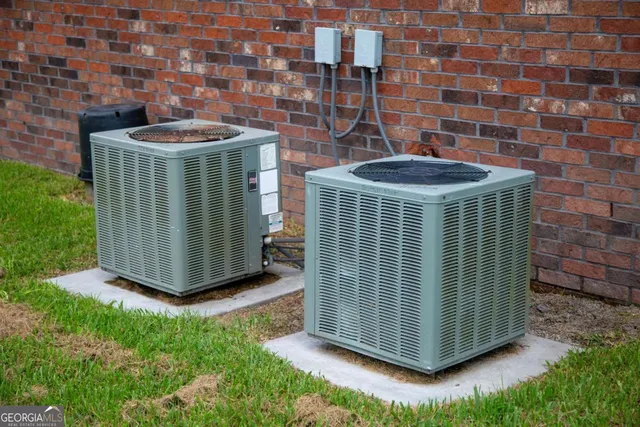 a view of a house with backyard and garden