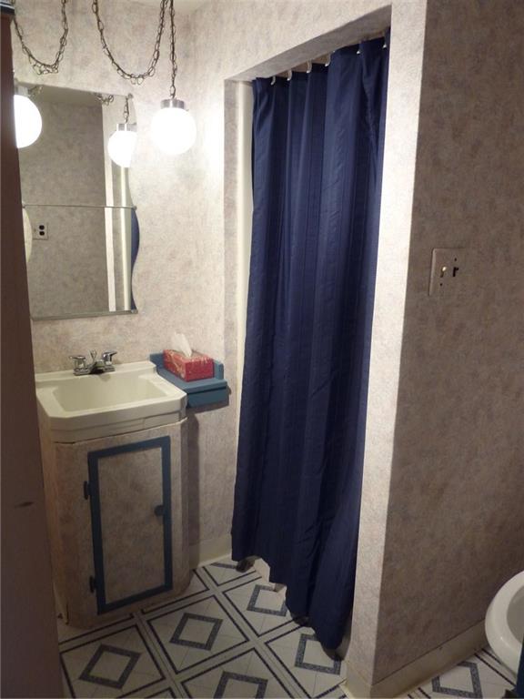 30 South Petrie Road Coraopolis, PA 15108 - Photo 24 of 25 Lower level full bath.