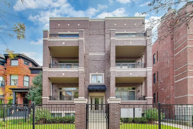 $869,000 | 4135 North Kenmore Avenue, Unit 2S, Chicago, IL 60613