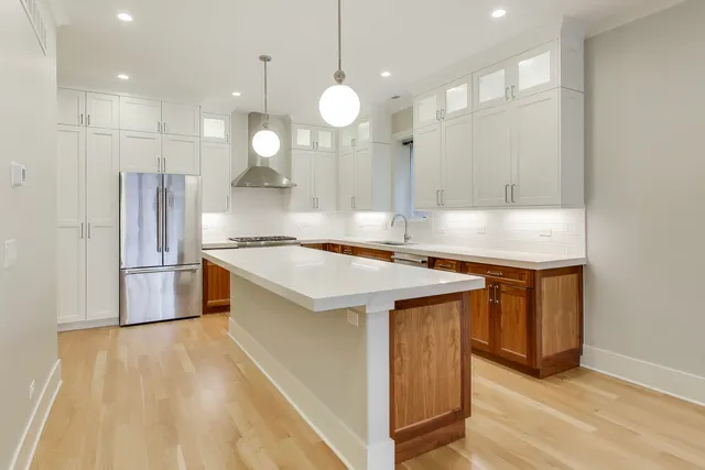 $869,000 | 4135 North Kenmore Avenue, Unit 2S, Chicago, IL 60613