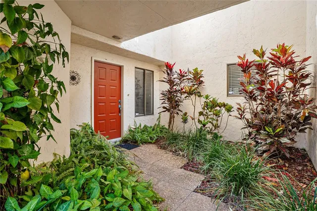 $299,900 | 402 Clusterwood Drive, Yalaha, FL 34797