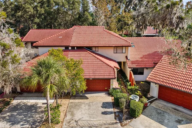 $299,900 | 402 Clusterwood Drive, Yalaha, FL 34797