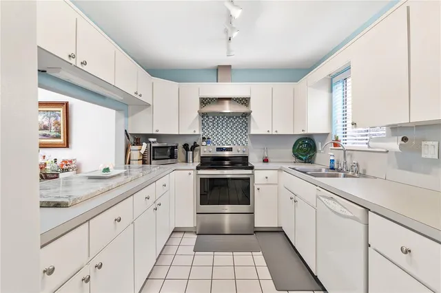 $299,900 | 402 Clusterwood Drive, Yalaha, FL 34797