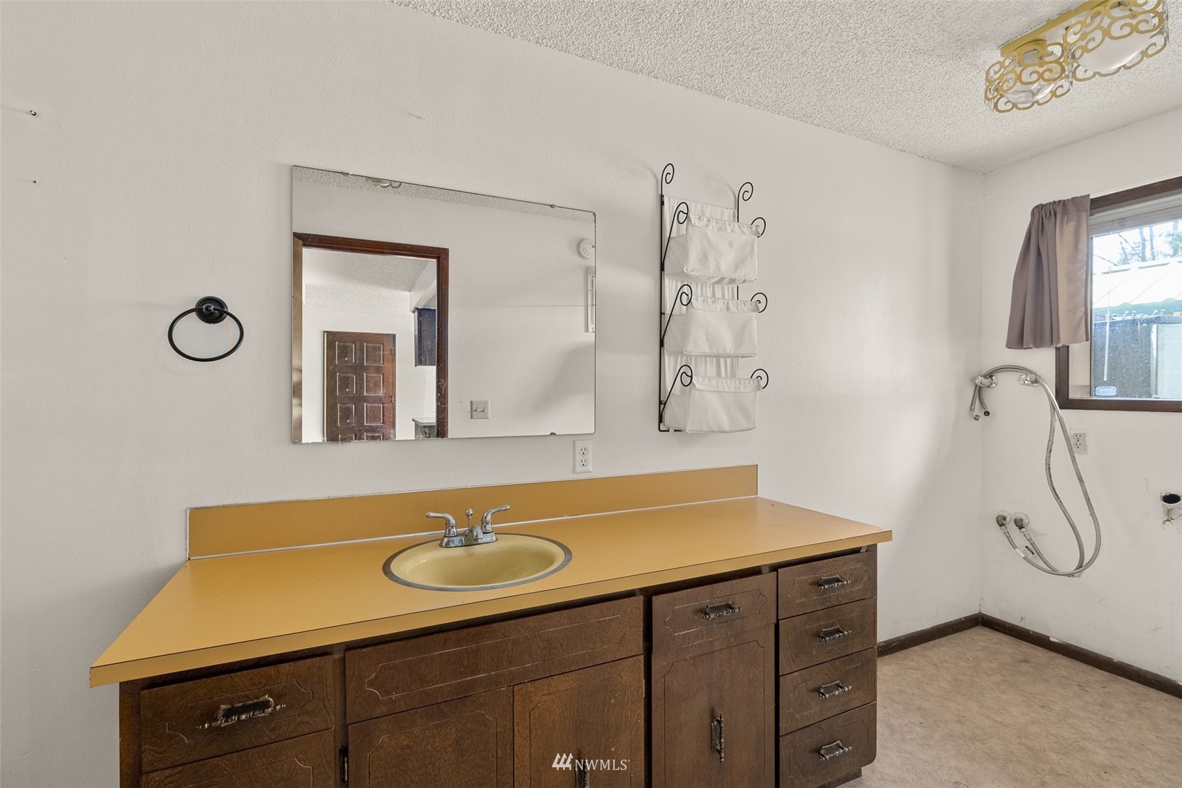 168 Chilvers Road, Unit L & M Chehalis, WA 98532 - Photo 11 of 38 a bathroom with a sink double vanity and a mirror
