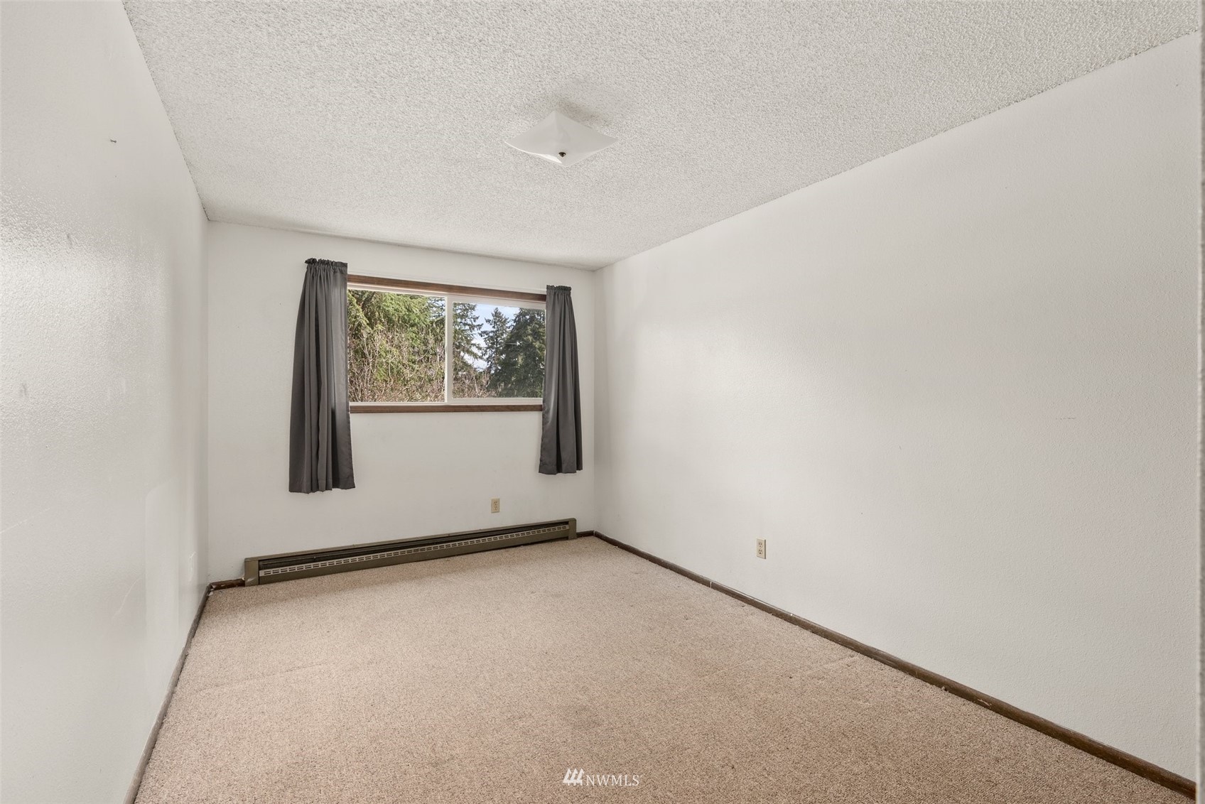 168 Chilvers Road, Unit L & M Chehalis, WA 98532 - Photo 12 of 38 an empty room with windows
