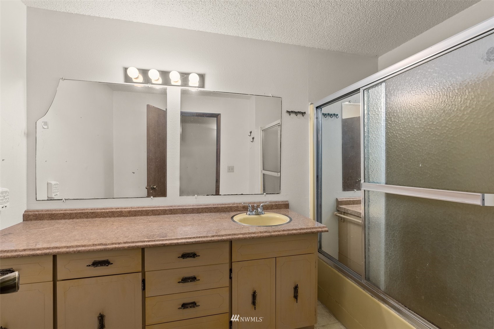 168 Chilvers Road, Unit L & M Chehalis, WA 98532 - Photo 14 of 38 a bathroom with a sink double vanity and a mirror