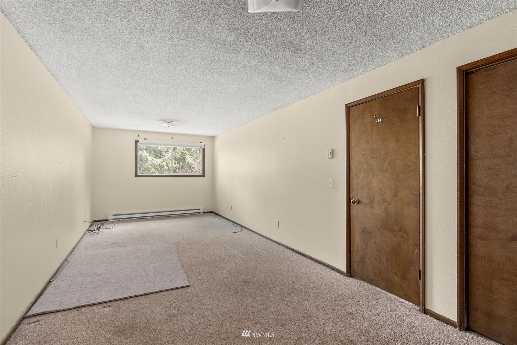 168 Chilvers Road, Unit L & M Chehalis, WA 98532 - Photo 15 of 38 an empty room with windows