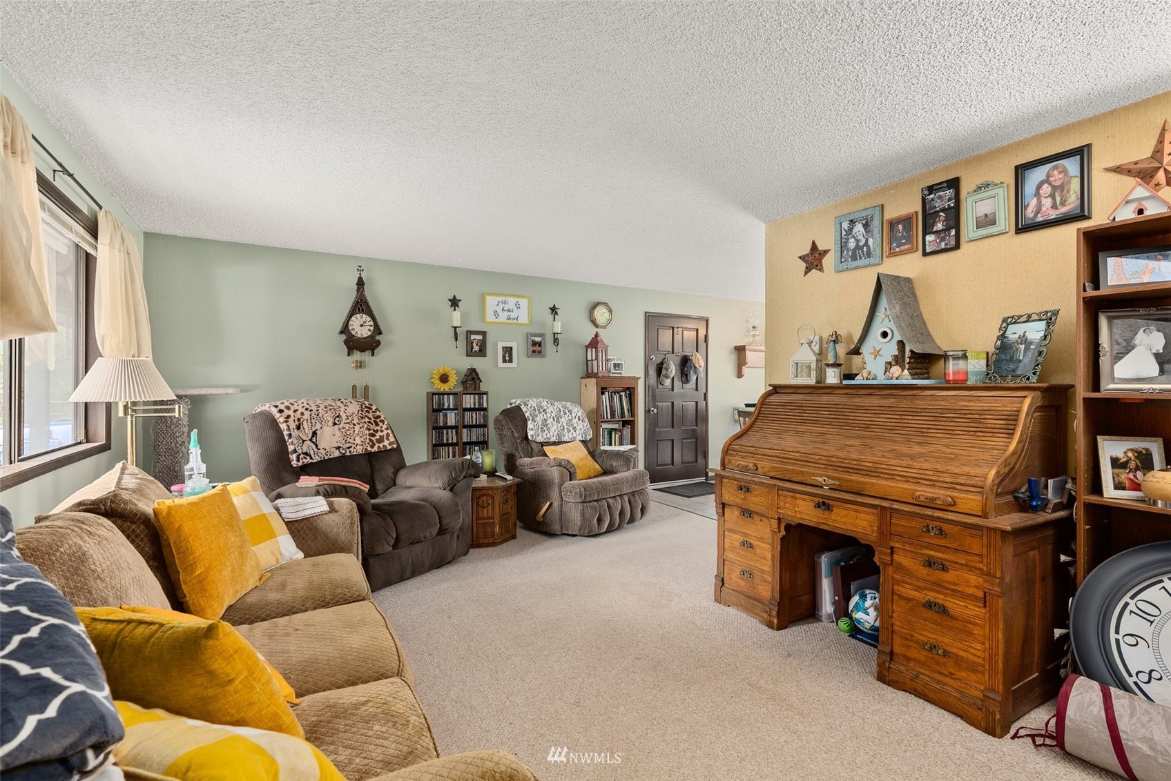 168 Chilvers Road, Unit L & M Chehalis, WA 98532 - Photo 22 of 38 a living room with furniture and a flat screen tv
