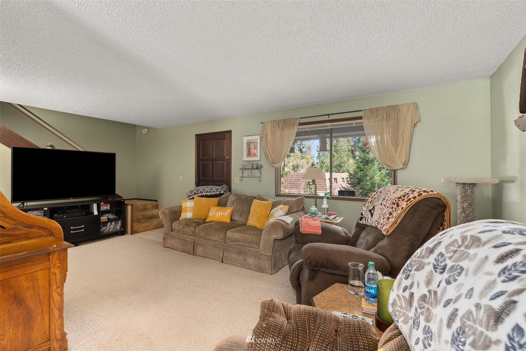 168 Chilvers Road, Unit L & M Chehalis, WA 98532 - Photo 23 of 38 a living room with furniture and a flat screen tv