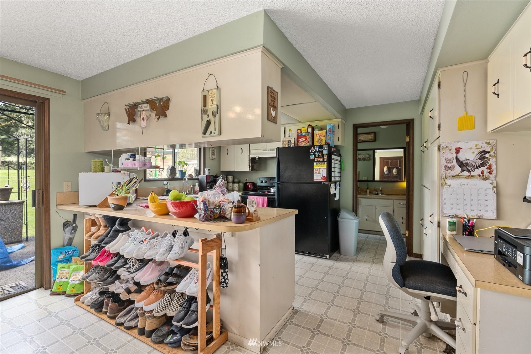 168 Chilvers Road, Unit L & M Chehalis, WA 98532 - Photo 25 of 38 a very nice looking room with many windows and furniture