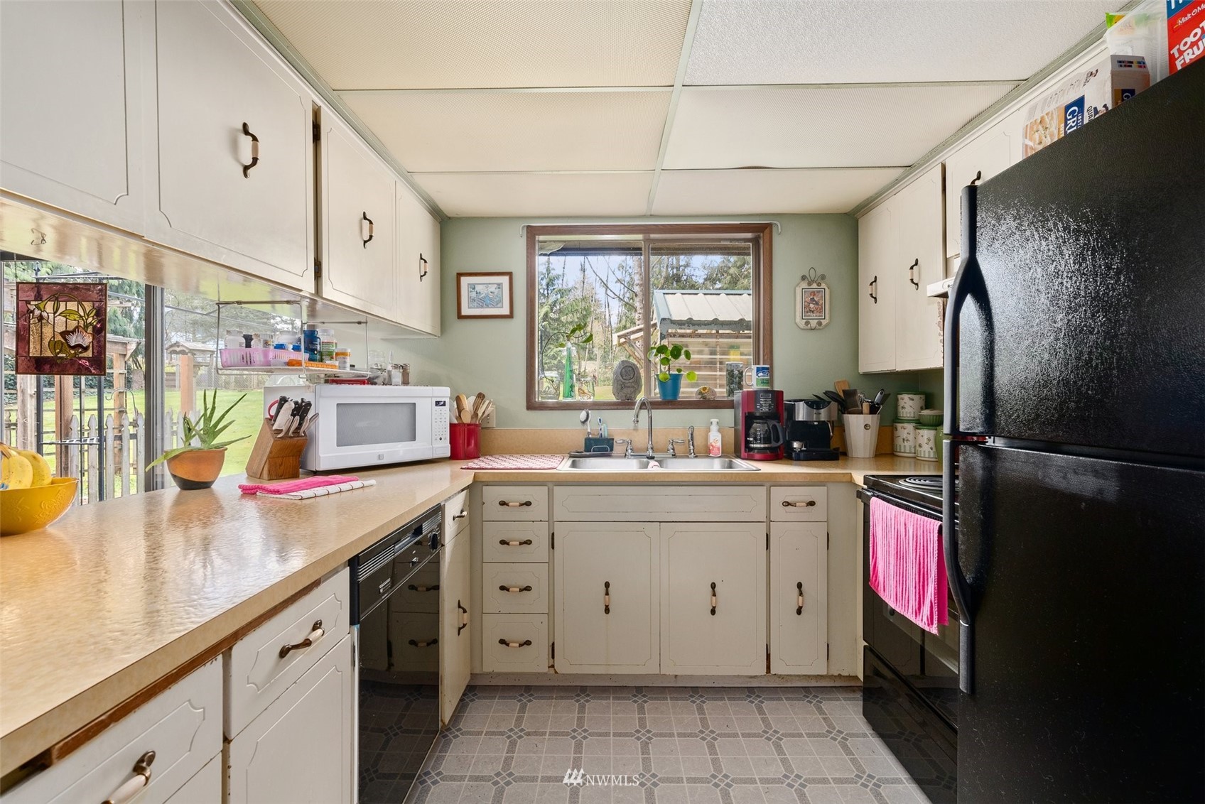 168 Chilvers Road, Unit L & M Chehalis, WA 98532 - Photo 26 of 38 a kitchen that has a lot of cabinets in it and a window