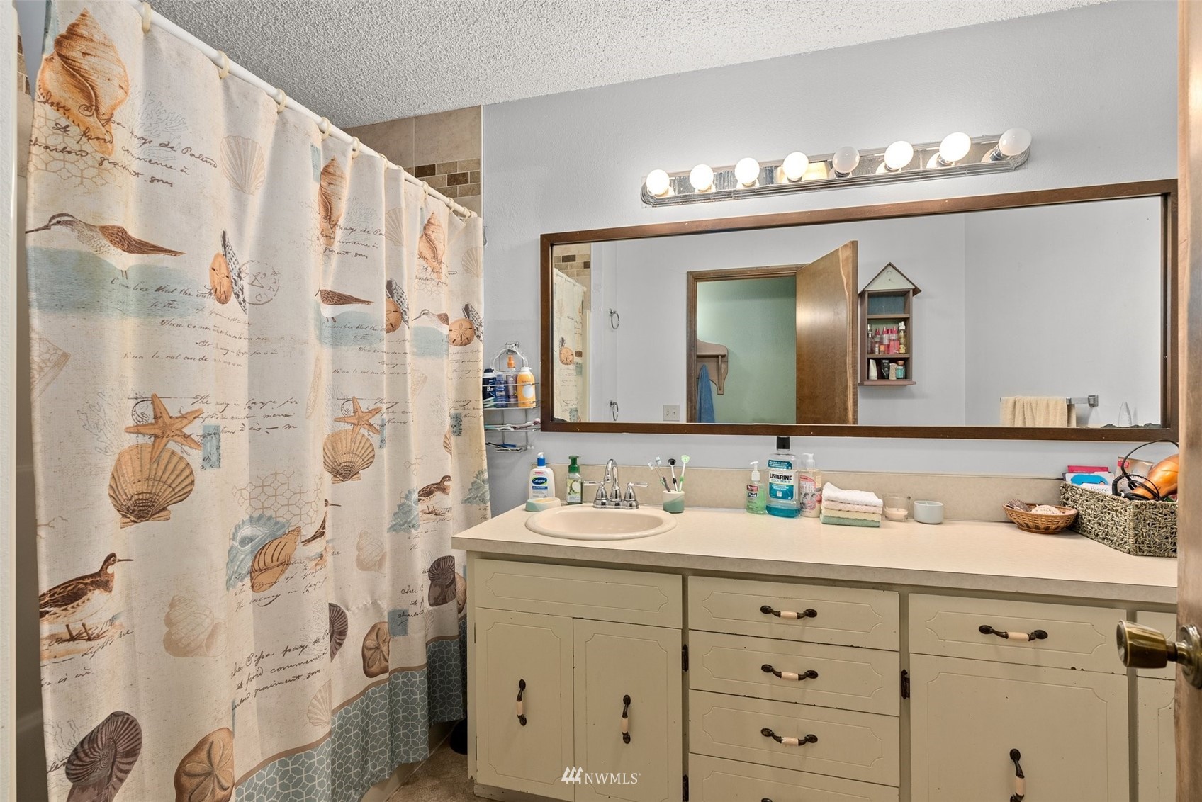 168 Chilvers Road, Unit L & M Chehalis, WA 98532 - Photo 28 of 38 a bathroom with a double vanity sink mirror and double