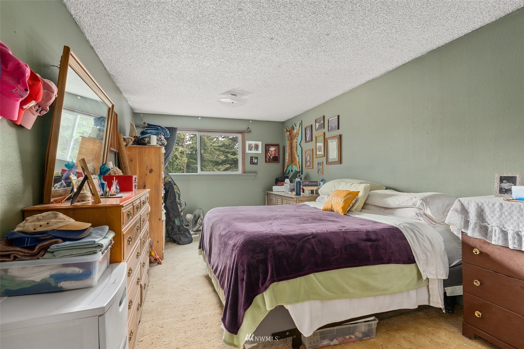 168 Chilvers Road, Unit L & M Chehalis, WA 98532 - Photo 30 of 38 a bedroom with a bed and a dresser