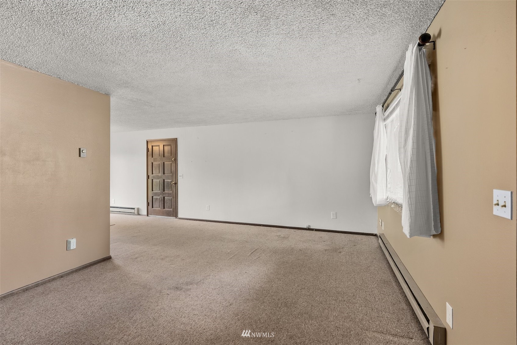 168 Chilvers Road, Unit L & M Chehalis, WA 98532 - Photo 6 of 38 a view of an empty room and a window
