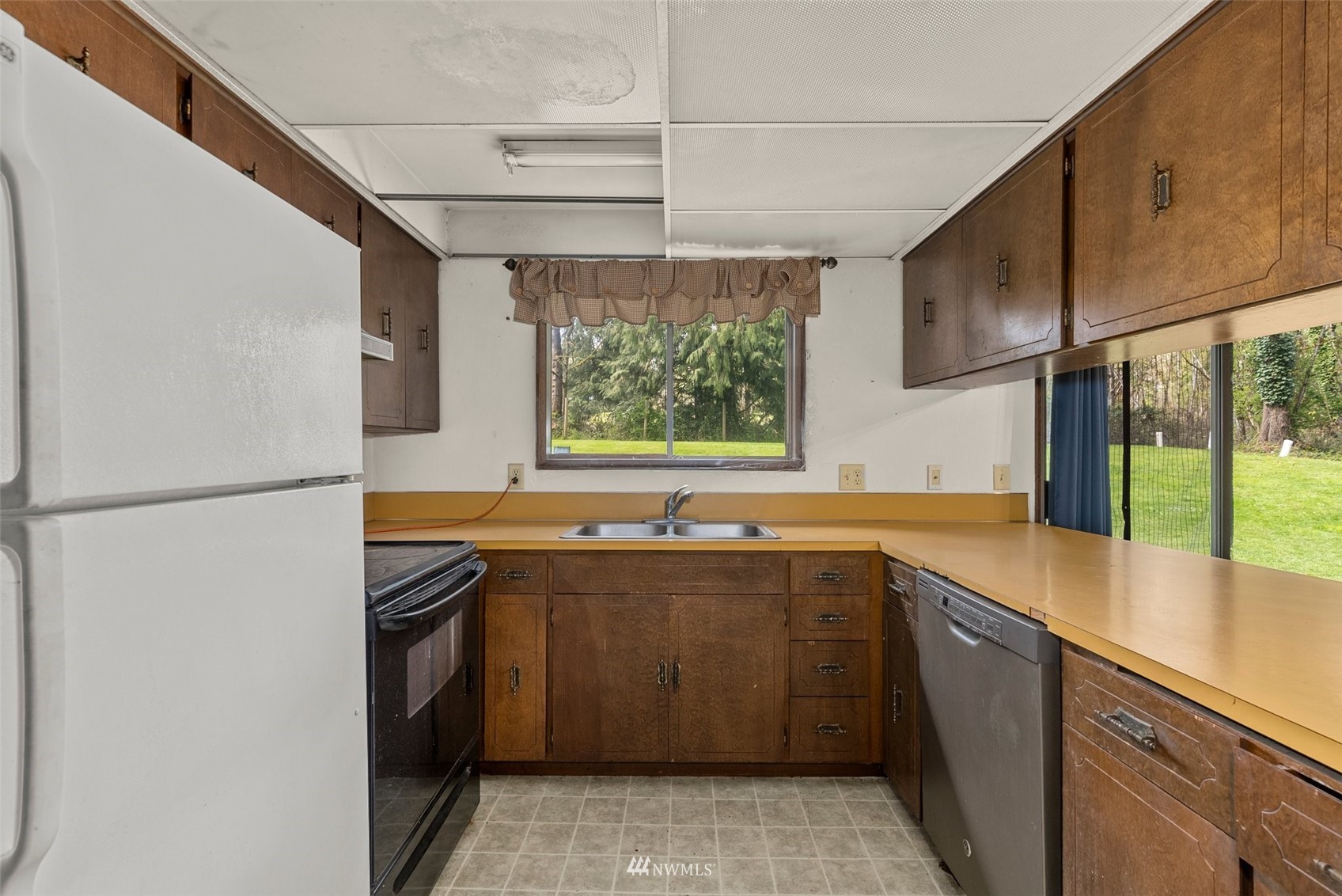 168 Chilvers Road, Unit L & M Chehalis, WA 98532 - Photo 10 of 38 a kitchen with a sink stove and refrigerator