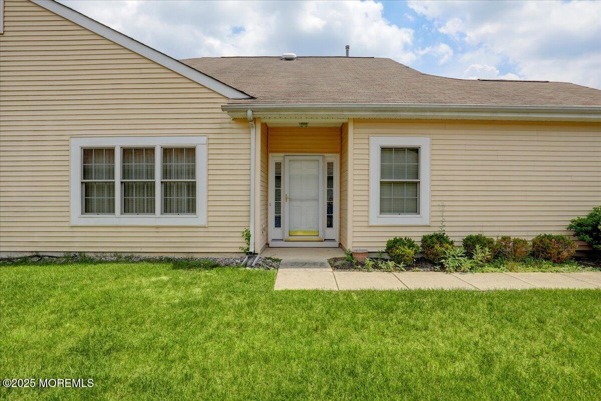 4 Long Bay Road Jackson, NJ 08527 - Photo 6 of 48 a front view of a house with garden