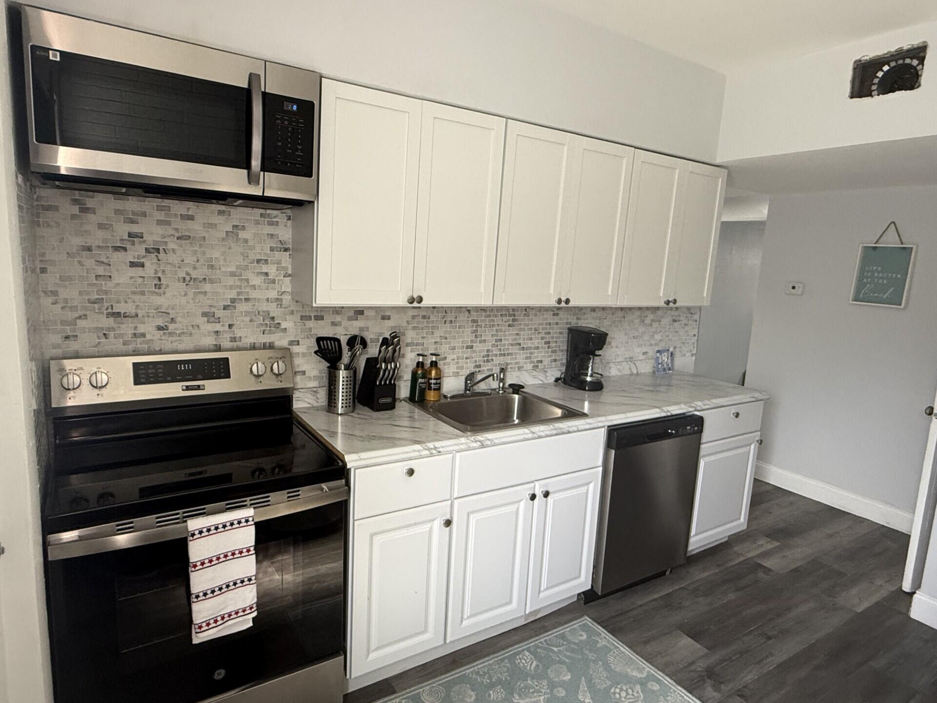 131 East 27th Street, Unit 6 Riviera Beach, FL 33404 - Photo 2 of 14 Kitchen