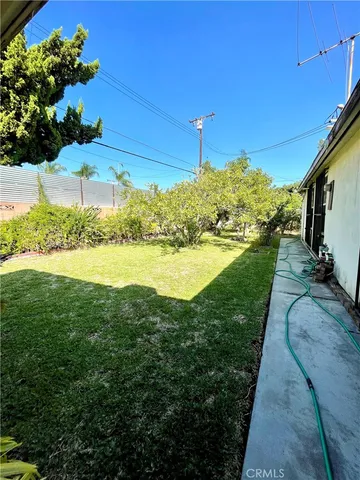 a view of a back yard