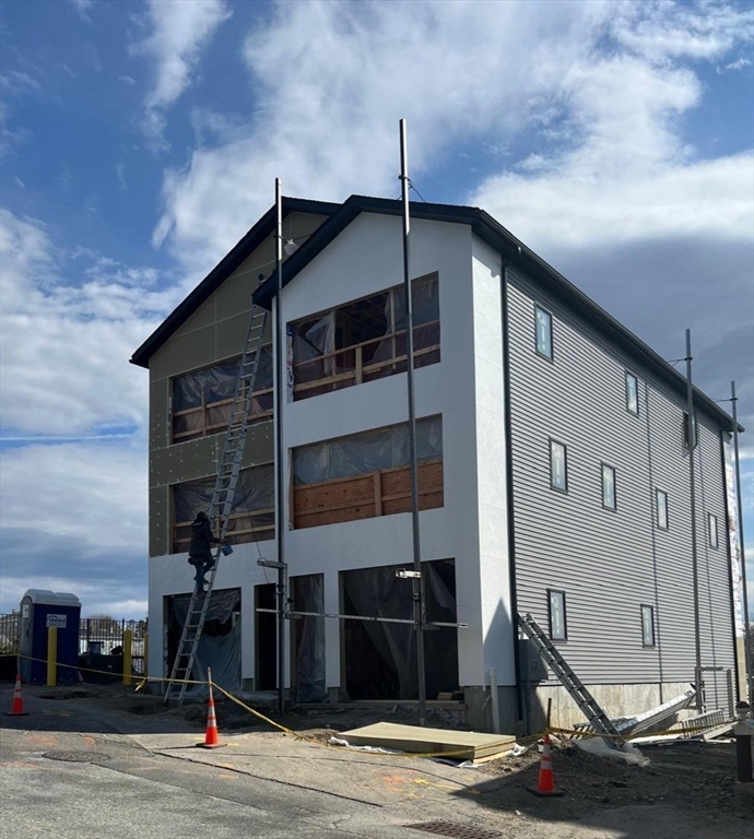 47 Laurel Street Worcester, MA 01605 - Photo 3 of 9 a front view of a house with street