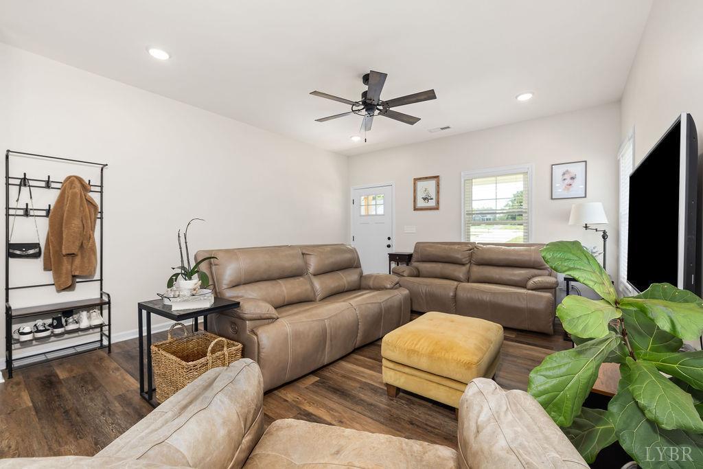 403 North Avenue Appomattox, VA 24522 - Photo 8 of 38