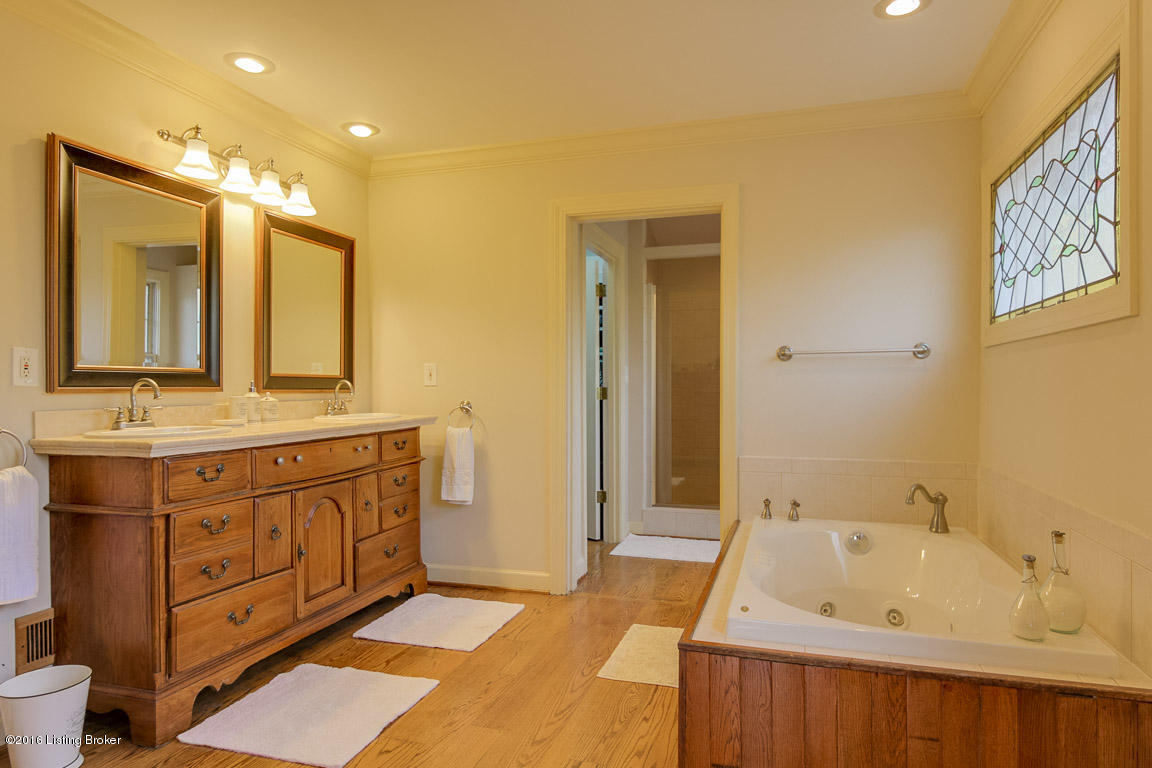 1814 Round Ridge Road Louisville, KY 40207 - Photo 14 of 36 0046