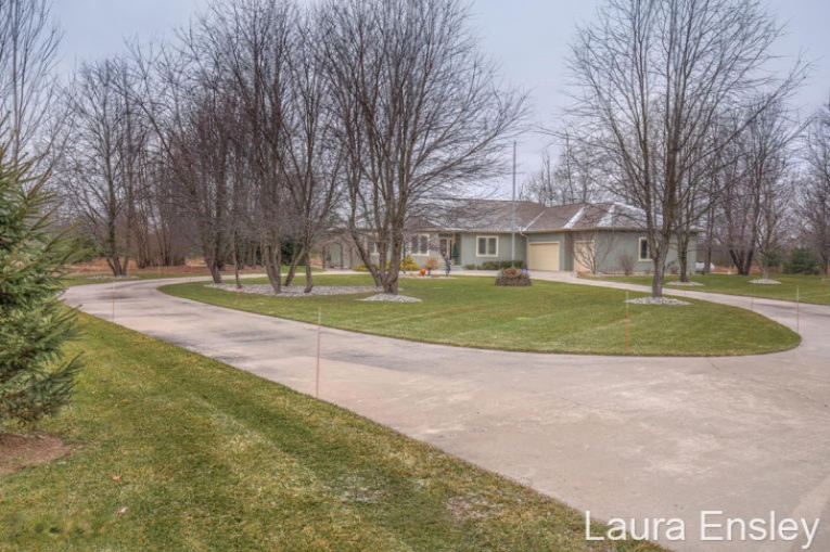 6761 Dumon Road Belding, MI 48809 - Photo 2 of 34 IMG_4986