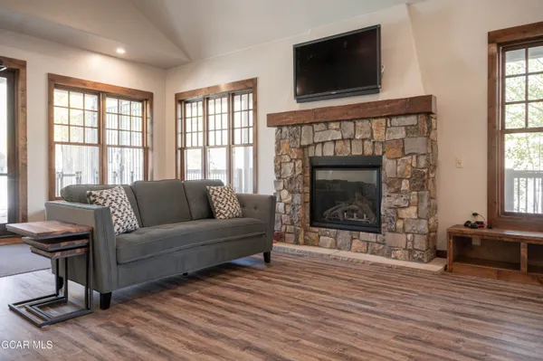 $950,000 | 109 Deer Track Court, Granby, CO 80446