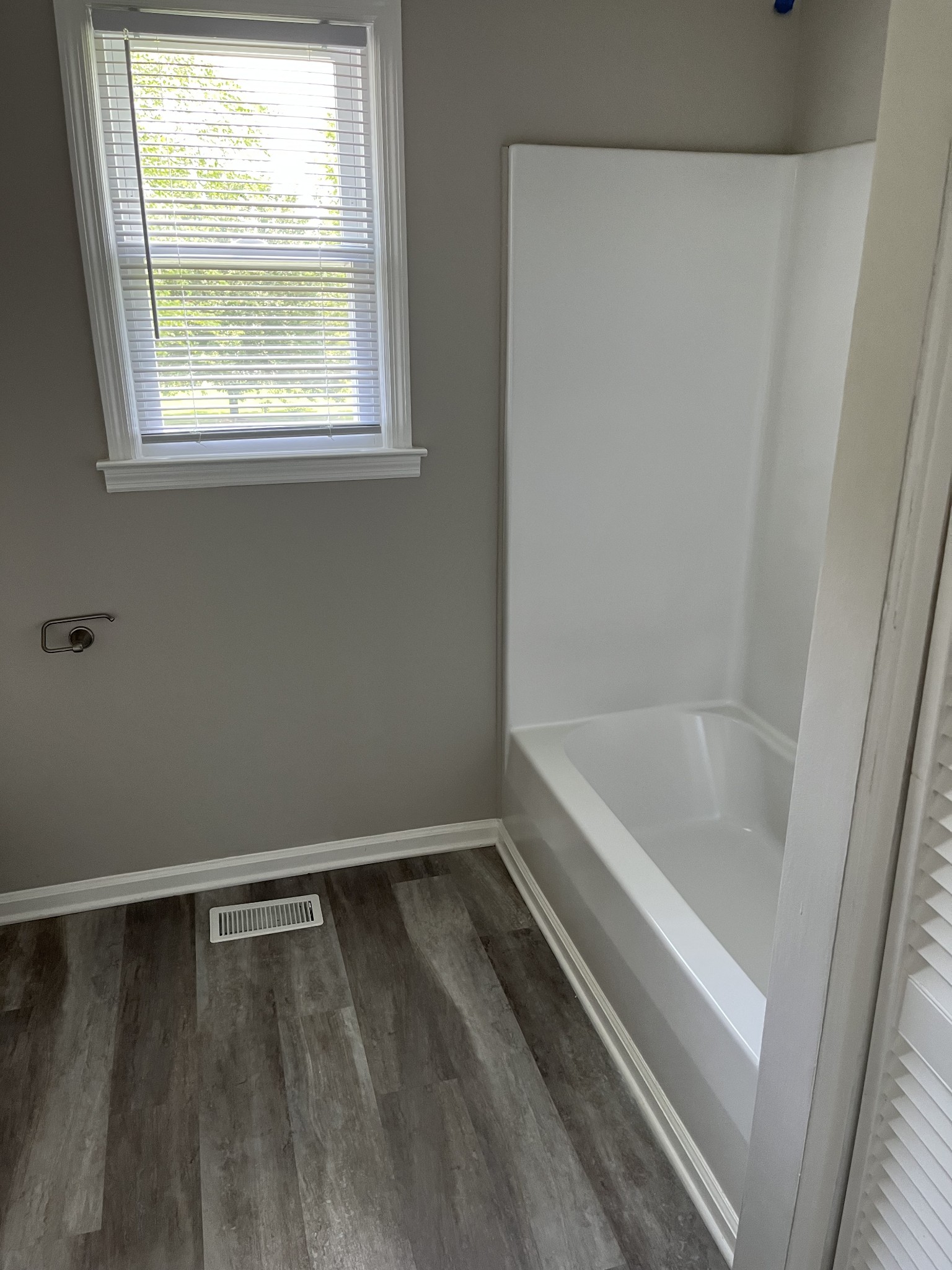 5380 Chicken Road Lebanon, TN 37090 - Photo 14 of 17 a bath tub sitting next to a window