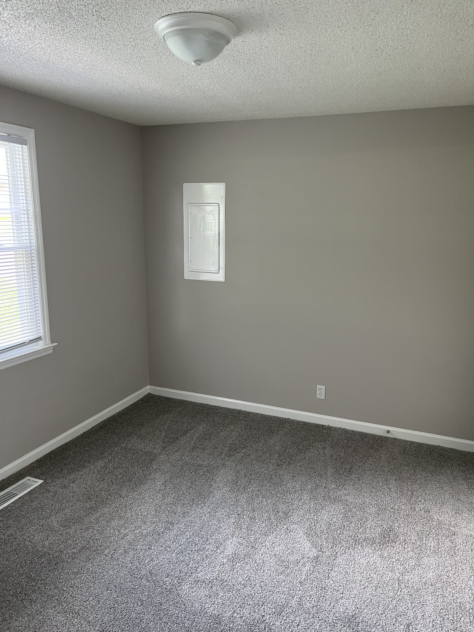 5380 Chicken Road Lebanon, TN 37090 - Photo 10 of 17 an empty room with a window
