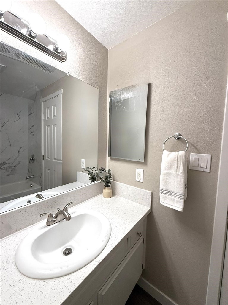 44251 Raysack Avenue Lancaster, CA 93535 - Photo 23 of 24 Bathroom