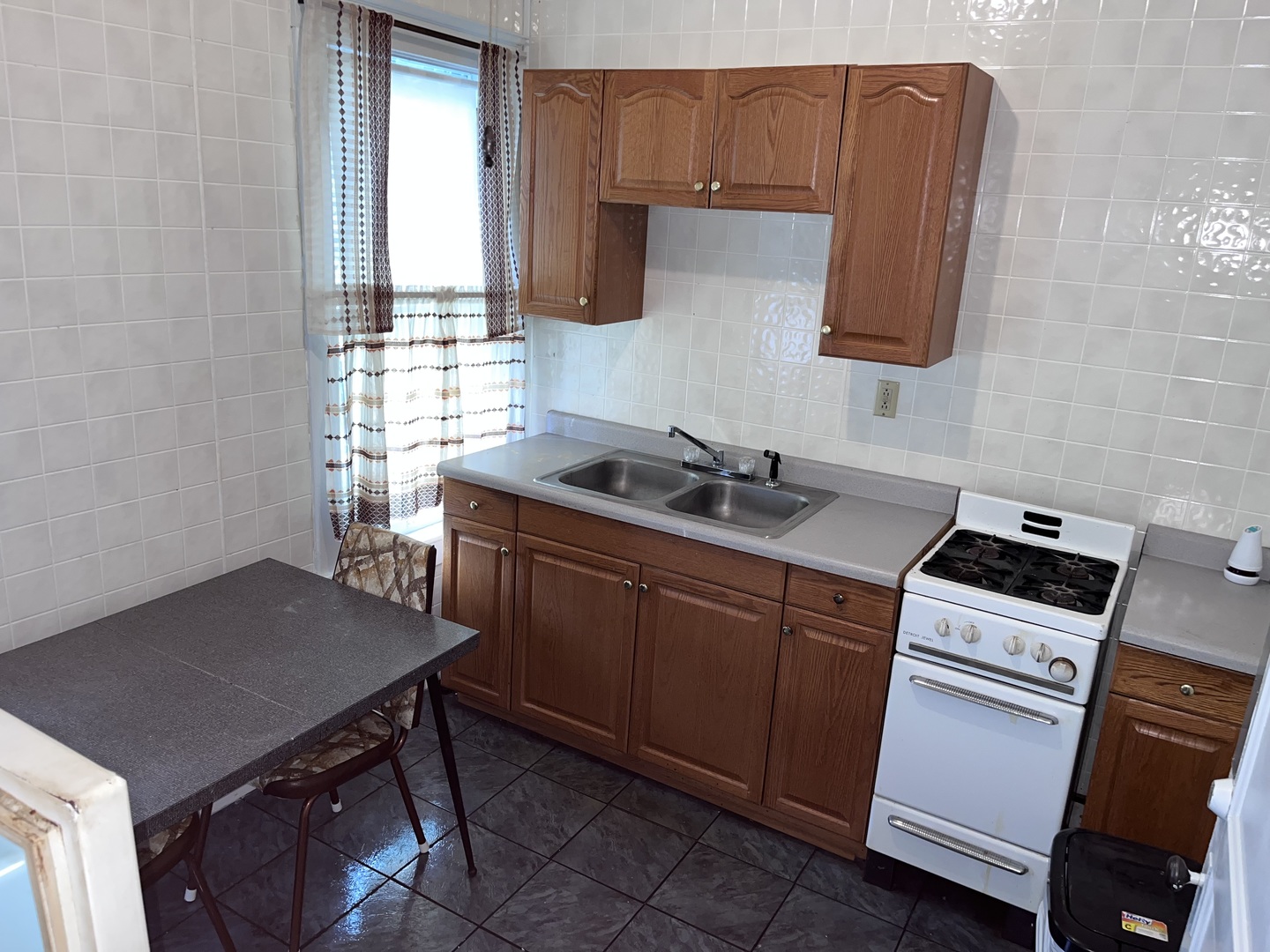 357 Oneida Street Joliet, IL 60435 - Photo 2 of 13