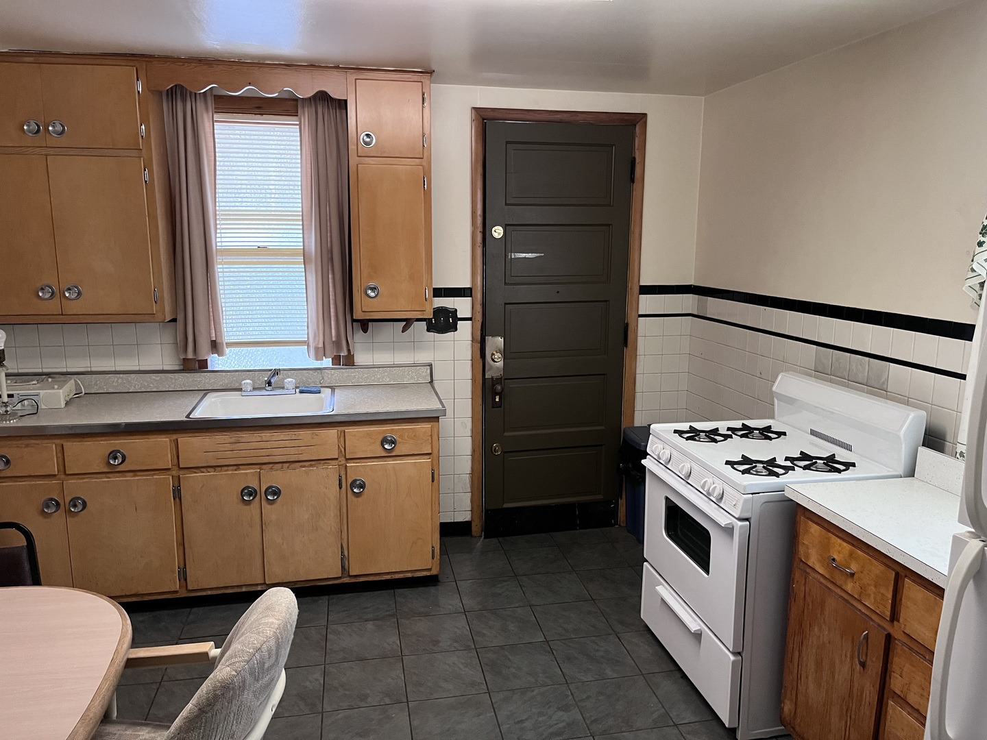 357 Oneida Street Joliet, IL 60435 - Photo 4 of 13