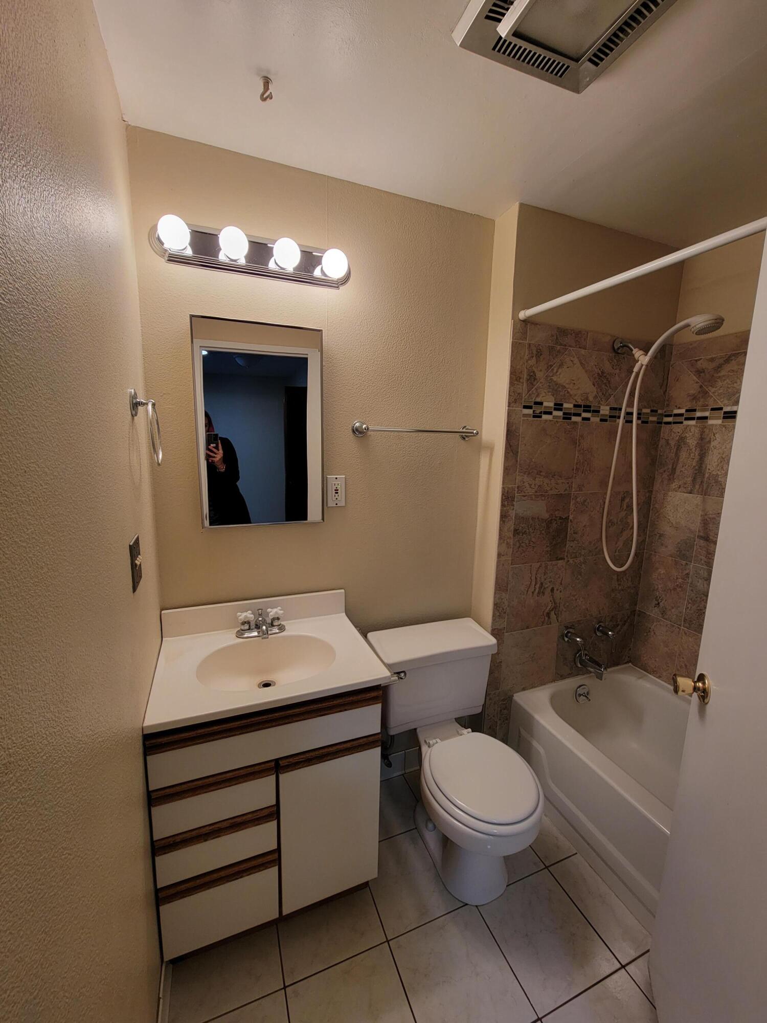 6949 Southeast Mark Road Prineville, OR 97754 - Photo 18 of 19 Guess bath with tiled shower