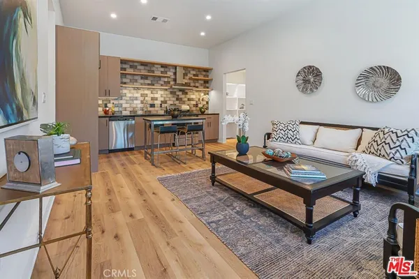 $3,485 | 22645 Burbank Boulevard, Woodland Hills, CA 91367