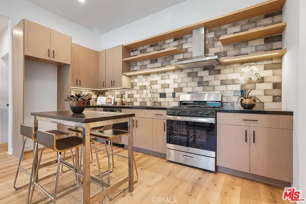 $3,485 | 22645 Burbank Boulevard, Woodland Hills, CA 91367
