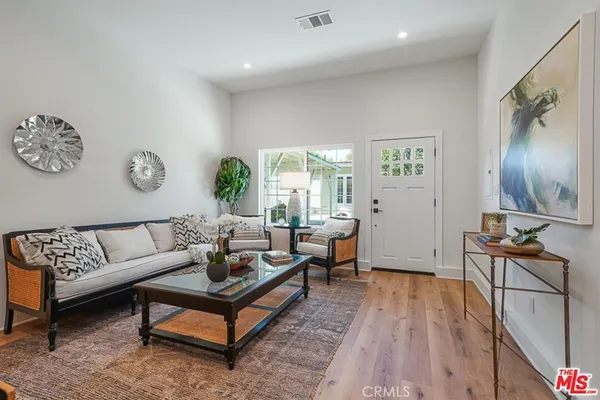 $3,485 | 22645 Burbank Boulevard, Woodland Hills, CA 91367